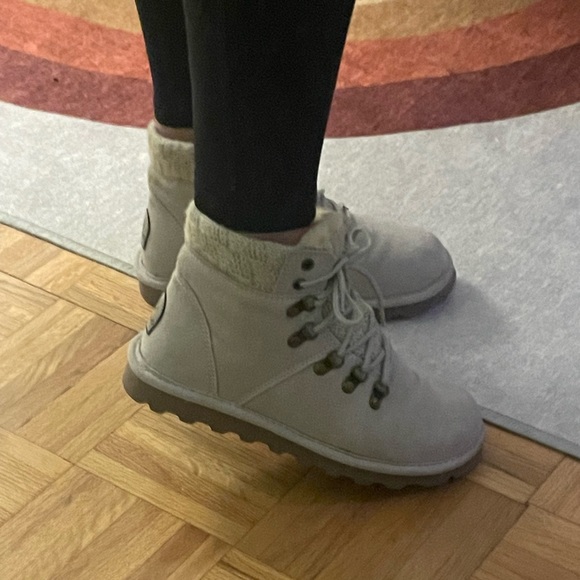 EUC women’s BearPaw ankle boots. Size 8 - Picture 14 of 16